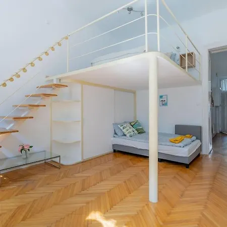 Weiner Leo Sunny Mezzanine Hideaway *