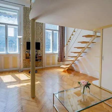 Weiner Leo Sunny Mezzanine Hideaway * Budapest