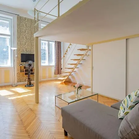 Weiner Leo Sunny Mezzanine Hideaway